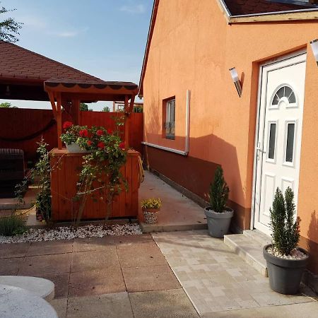 Airport16 Bed And Breakfast Budapest Bagian luar foto